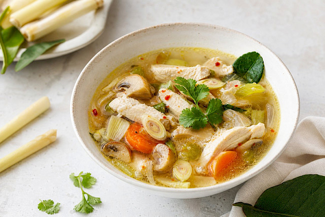 Low-Carb · Thai-Hähnchensuppe mit Zitronengras