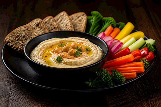 Hummus-Bowl mit Gemüse und Vollkornbrot