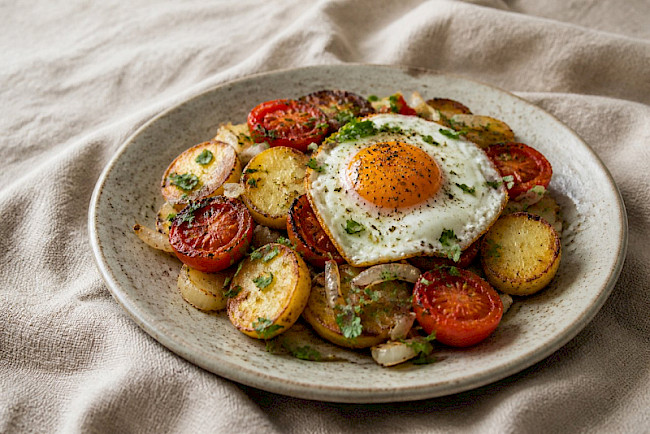 Bauernfrühstück mit Kartoffeln und Ei