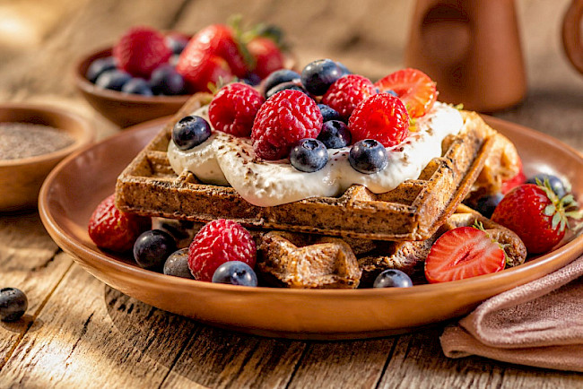 Vollkorn-Waffeln mit frischen Beeren und Quark