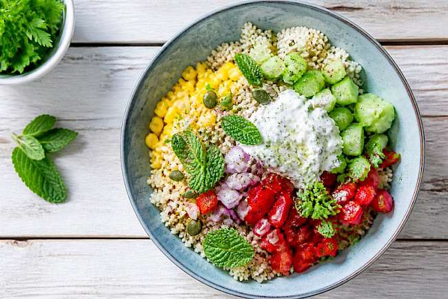 Quinoa-Gemüse-Bowl bunt