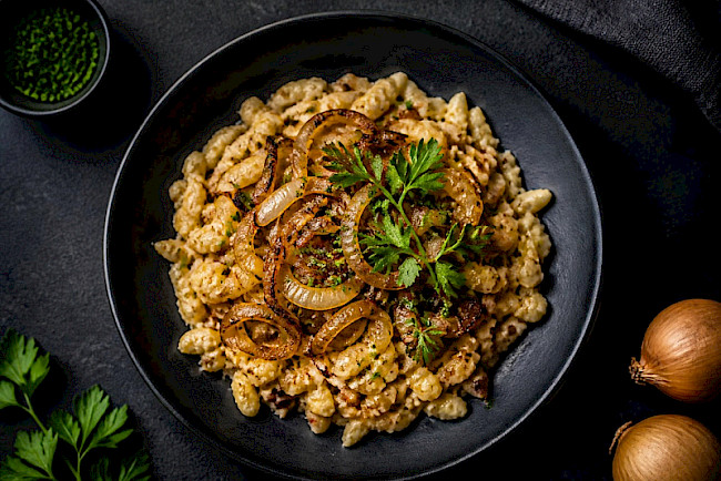 Kässpätzle aus Vollkornmehl mit Röstzwiebeln