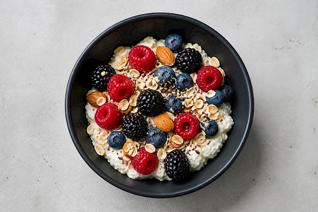 Frühstücksquark mit Beeren und Mandeln
