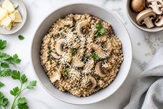 Vollkorn-Risotto mit Champignons