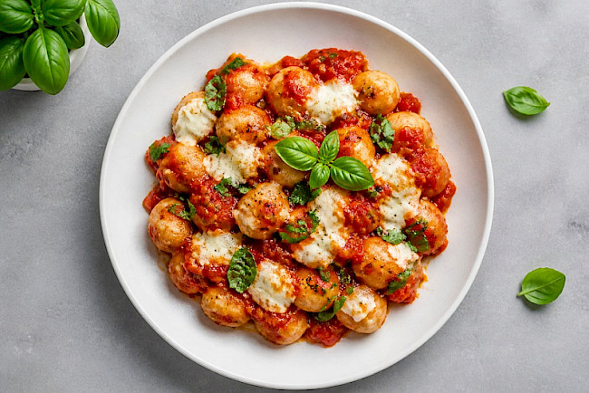 Vollkorn-Gnocchi mit Tomate und Mozzarella