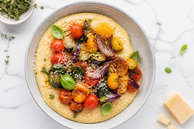 Cremige Polenta mit Schmorgemüse