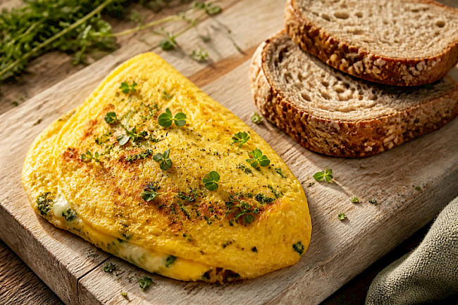 Käse-Omelett mit Kräutern und Vollkornbrot