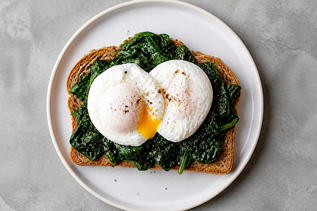 Pochierte Eier auf Vollkorn-Toast mit Spinat