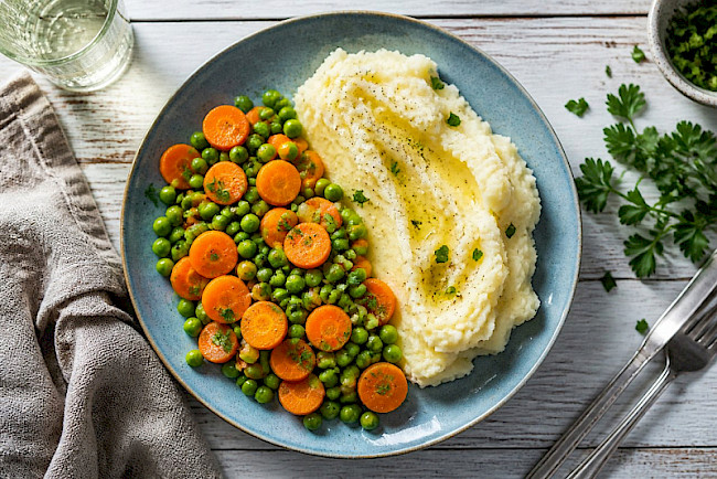 Erbsen-Möhren-Gemüse mit Kartoffelpüree