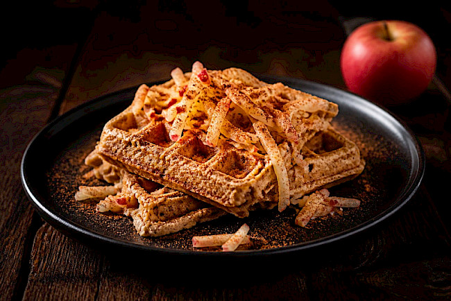 Haferflocken-Waffeln mit frischem Apfel und Zimt