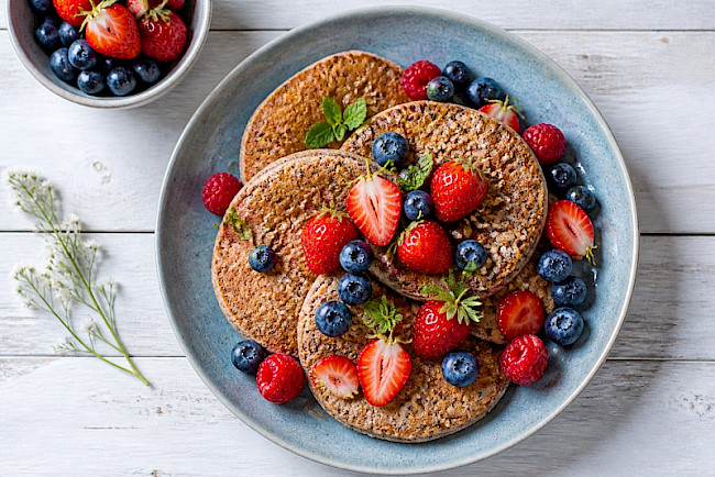 Dinkelvollkorn-Pfannkuchen mit Beeren