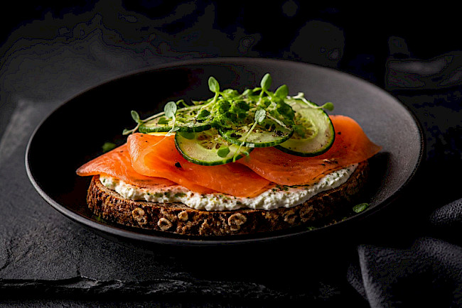 29. Vollkornbrot mit Räucherlachs und Quark-Dip