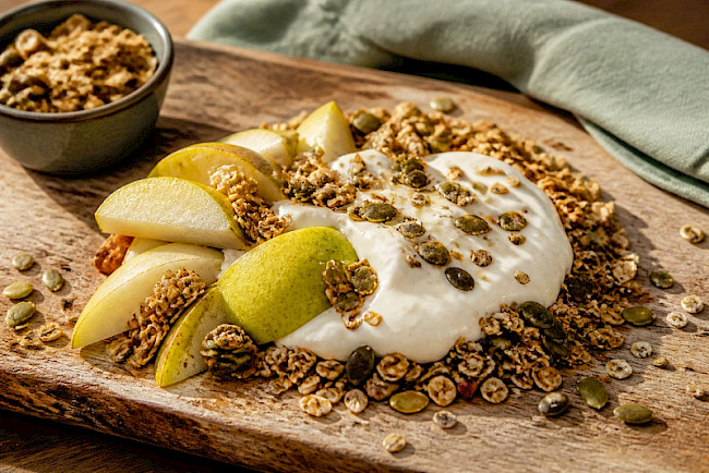 38. Kürbiskern-Müsli mit Sojajoghurt und Birne