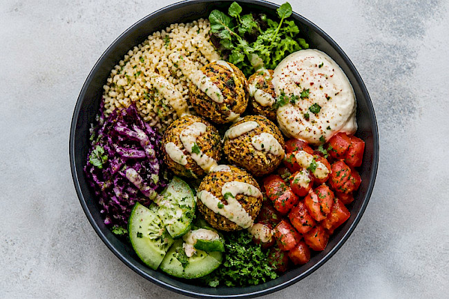 85. Falafel-Bowl mit Joghurt-Tahin und Bulgur