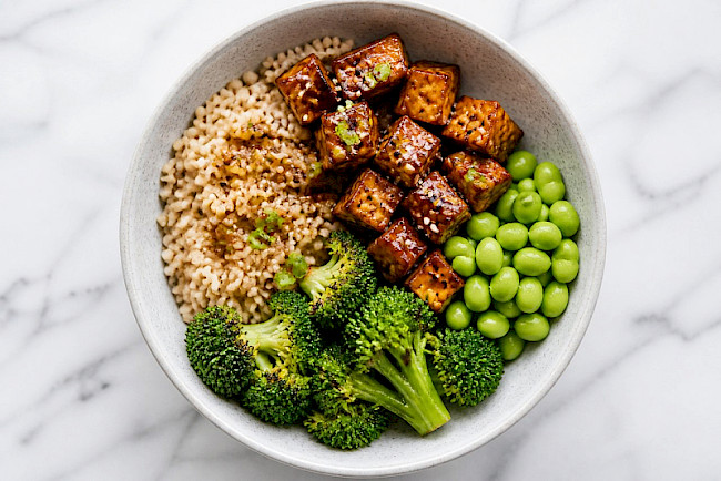 114. Teriyaki-Tempeh-Bowl mit Naturreis