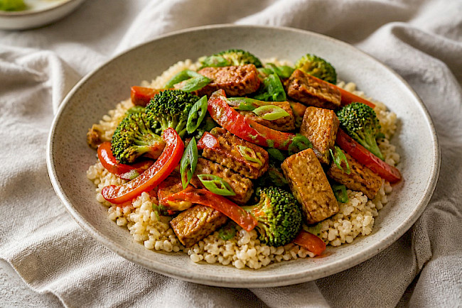 164. Tempeh-Gemüse-Pfanne mit Naturreis