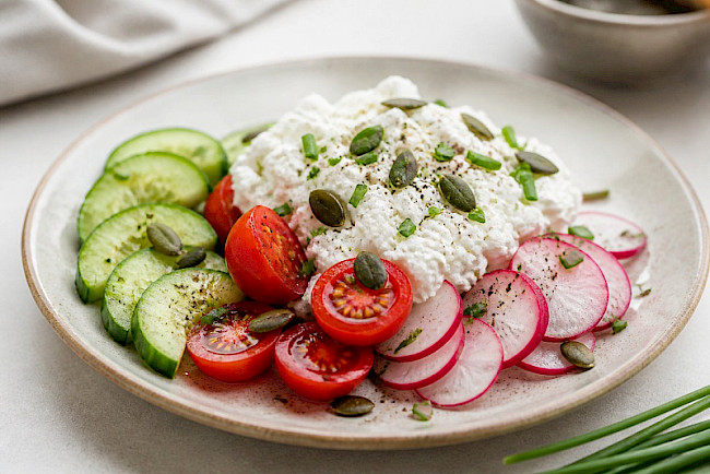 174. Körniger Frischkäse im Gartensalat