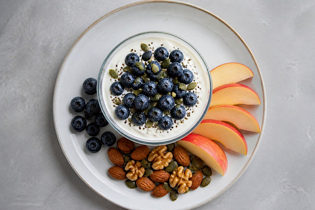 233. Skyr-Becher mit Heidelbeeren und Kürbiskernen