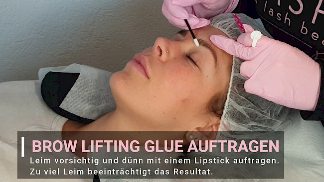 Lektion 2 - Auftragen des Brow Liftings Glue & Fixieren der Augenbrauenhaare