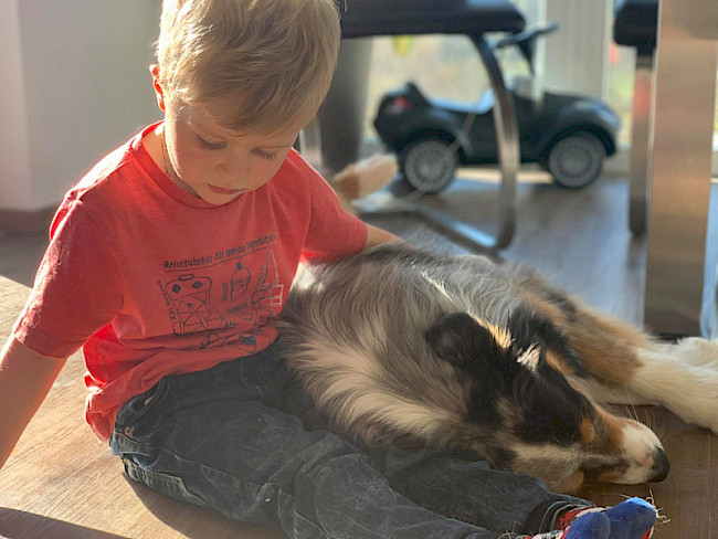 Kind und Hund