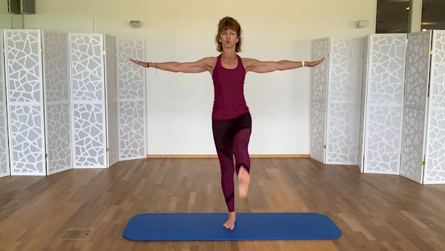 Aufwärmen des Körpers und/oder kurzes Bewegungsprogramm am Morgen