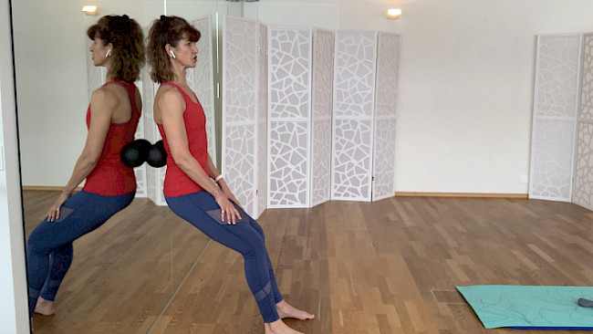 Faszienrollmassage mit Duobällen gegen die Wand