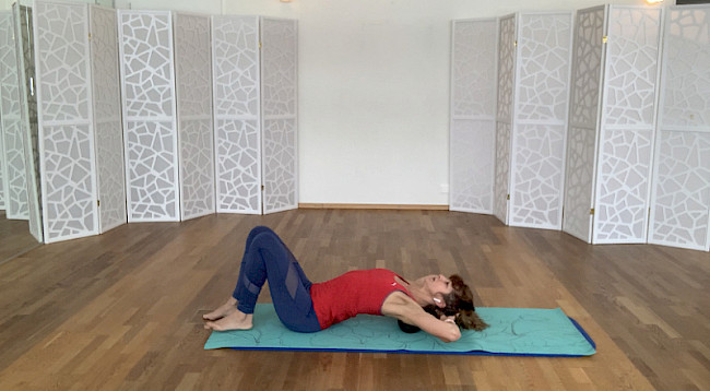 Faszienrollmassage mit Duobällen am Boden