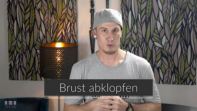 Brust abklopfen