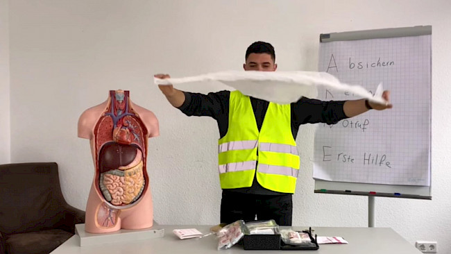 Erste Hilfe mit dem Verbandkasten