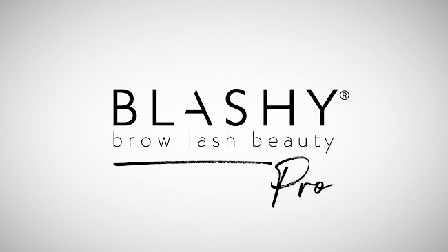 Check der Wimpern mit dem Wimpernspiegel