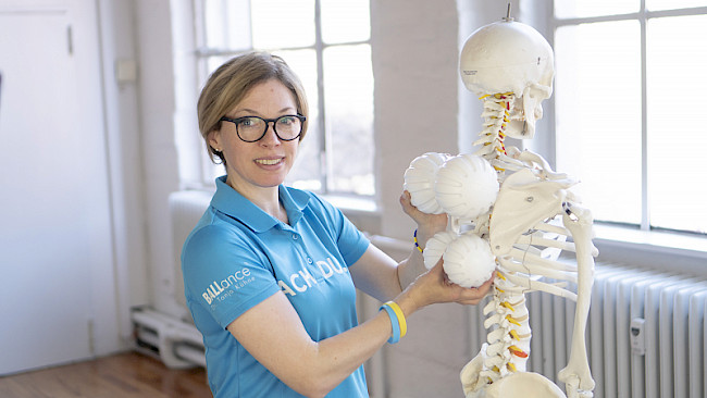 Brustwirbelsäule (BWS) Kyphose = Eine Übung - viele Effekte (Kern der Methode)